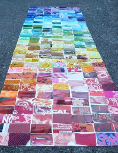 mosaïque de couleurs 5m x1m réalisée avec des fragments de papiers imprimés et récupérés
