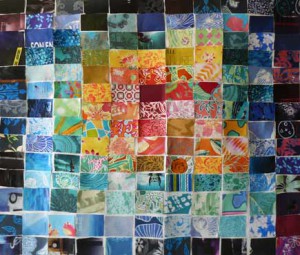 mosaïque de couleurs (1,5m x1,5m) réalisée avec des fragments de papiers imprimés et récupérés